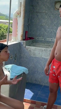 Ayudo a mi hermanastra latina con un delicioso bronceado caliente como excusa para darle mi deliciosa leche en su culo apretado