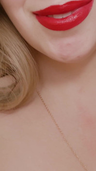 Uma esposa peituda beija o marido - uma saia e um colar sexy são suficientes. Sexo conjugal.
