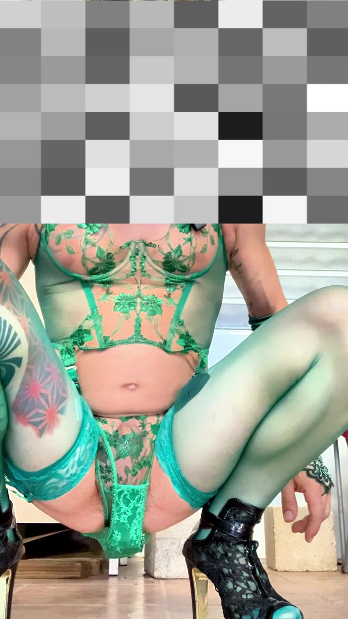 Benito414: Мила фембойка, дуже сексуальна панчохи, показує свої трусики на вулиці