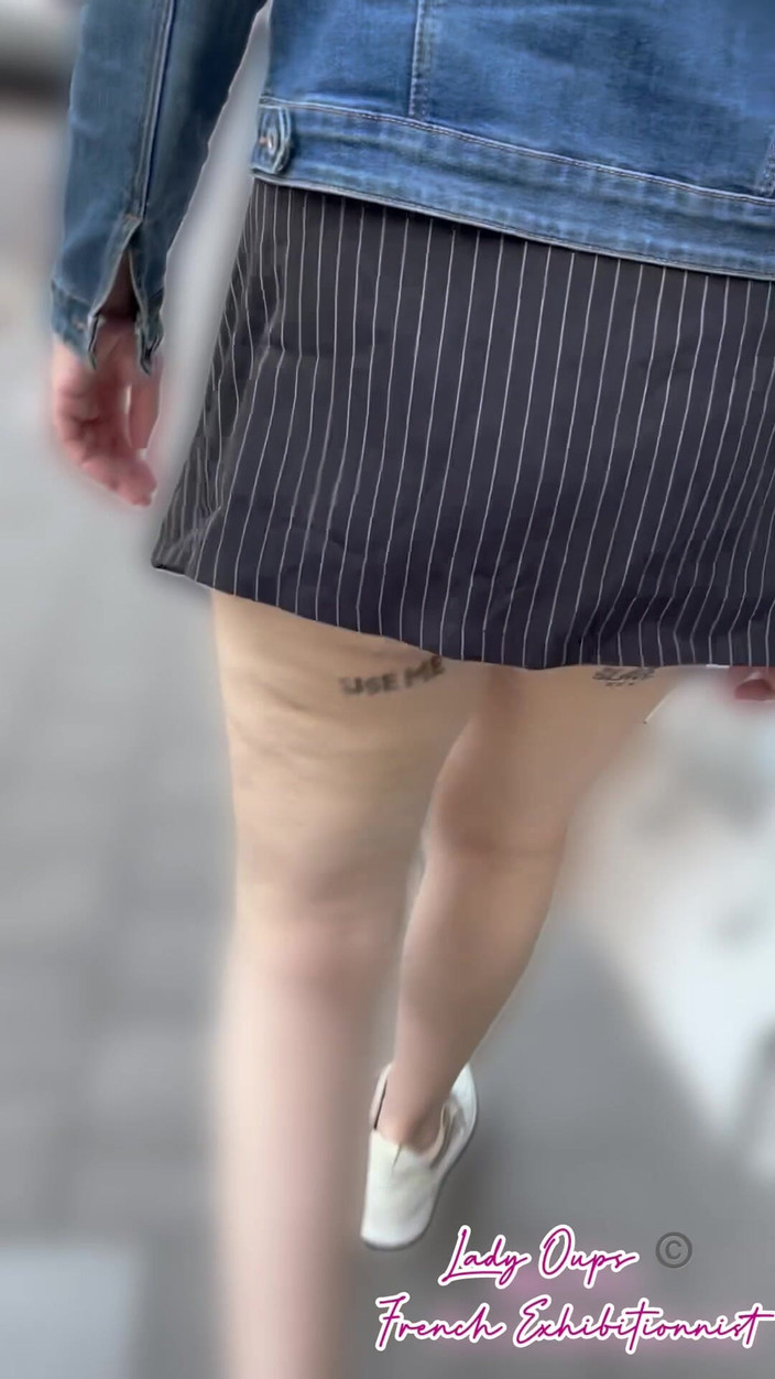 Lady Oups: セクシーな痴女にアナルプラグを差し込んだマイクロスカートで都心で展示