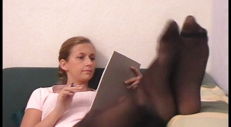 Foot Girls: Kaki nilon dalam stoking hitam