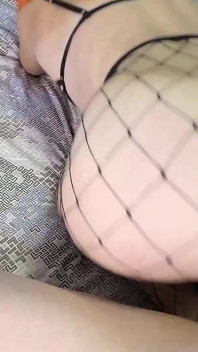 赤毛の美女がフィッシュネットタイツでセックスするクール!