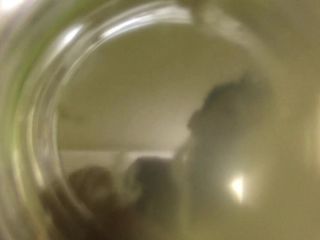 Idmir Sugary: Твинк кончает в чашку с водой (внутри стеклянного обзора) плавающая сперма