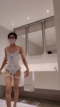 Une ballerine exhibitionniste joue avec un gode dans les toilettes