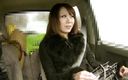 Asiatiques: Vacker asiatisk dam onanerar i bilen