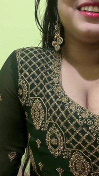 インドのラシュミカホット&セクシーな妻は、彼女がフェラチオとファックされるのが大好きなディックで遊びたい