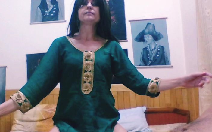 Bolly Karma: Aku datang ke kamar cinta ibu tiriku
