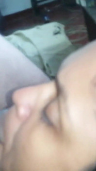 J’ai trouvé une vieille femme desi en train de sous l’escalier et punie 4
