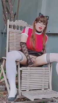 옆집 정원에서 열심히 공부하는 통통한 Sissy Nerd