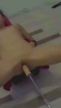 Sumisa joven estudiante es follada por la máquina de follar y luego eyacula por todo el piso. en la perspectiva del ego