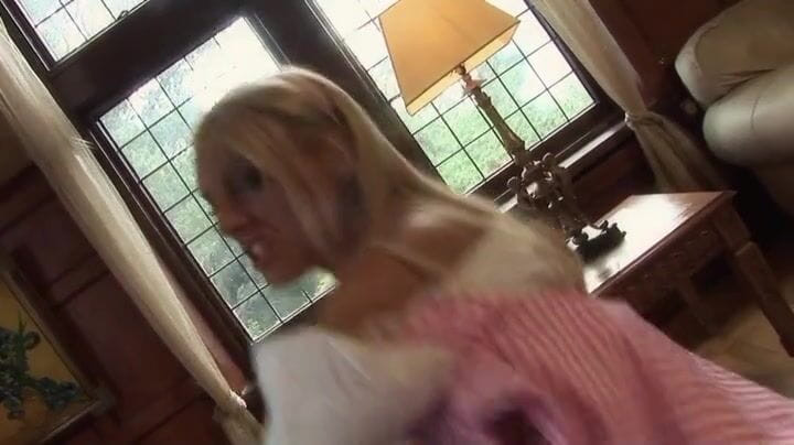 Hot Girlz: Gammal butler knullar stygg piga