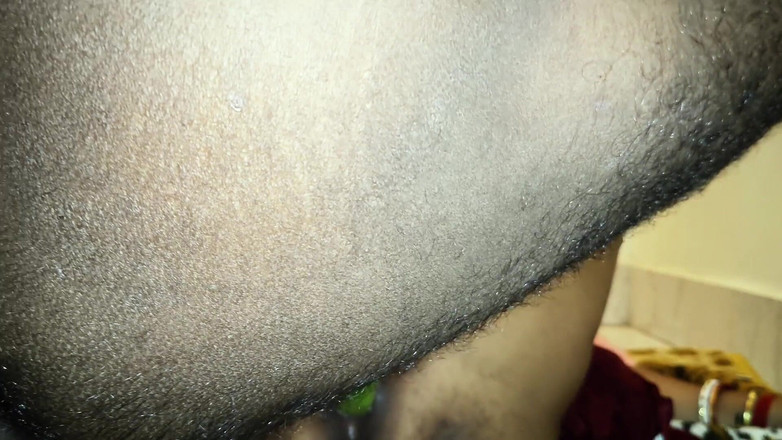 Raja puja: Bhabhi Boudi memasukkan dua timun dan satu zakar besar dalam...