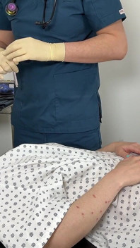 Pielęgniarka Bunny dostaje egzamin ginekologiczny wielokątny