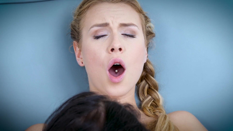 Doghouse Digital: MILF ครั้งแรกของเธอ 26_ซีน 1_เด็กเลสเบี้ยนต้องการหีแก่