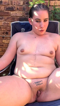 Usando-me como cinzeiro humano enquanto fuma cigarros nus fora no jardim
