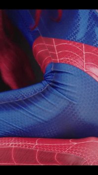 Mujer araña y sus agujeros de araña húmedos y necesitados Crema martillo de Thor