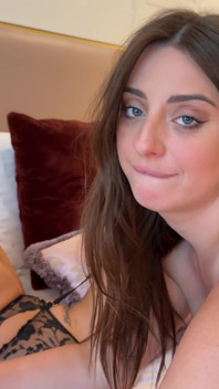 Cunnilingus, languido bacio francese e sesso con strap-on con Anna Polina - Luna Doll