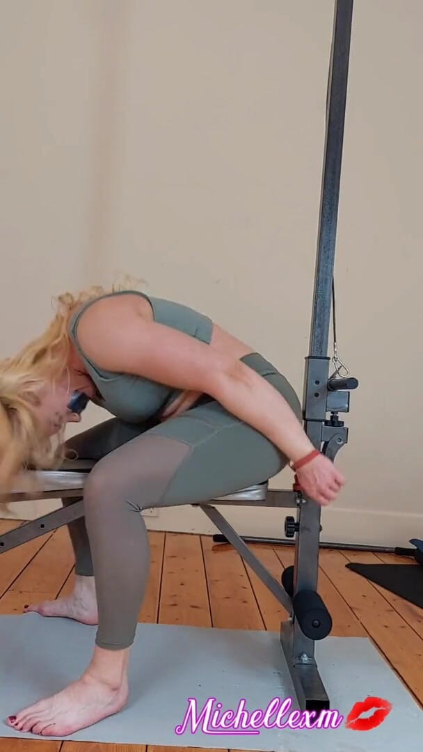 Michellexm: ジムのボンデージ、マッスルガールが逃げようと奮闘