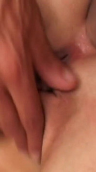 La ragazza mora viene trapanata duramente e riceve in faccia