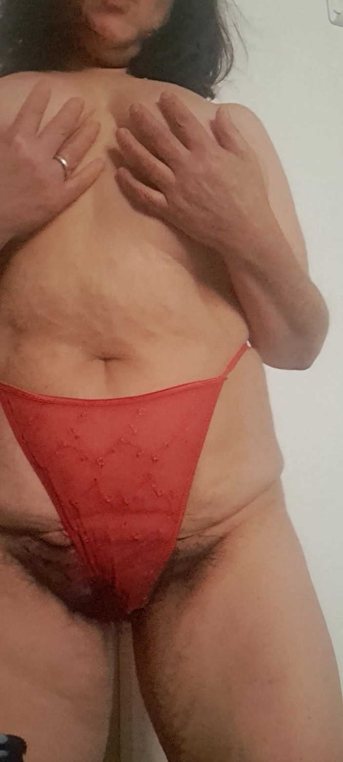 Mommy big hairy pussy: Z czerwonymi majtkami