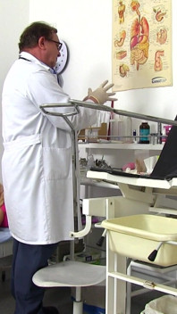 Ginecólogo maduro - sucio gyno doc opera cámara en su cirugía para registrar pacientes desnudos