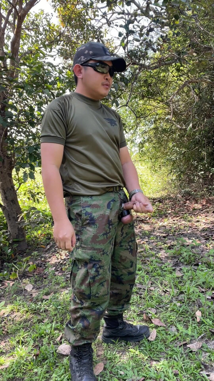 Hiroshi_cr: Tesão solider tailandesa masturba e goza no trabalho
