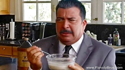 ゴージャスな金髪とブルネット共有老人コック