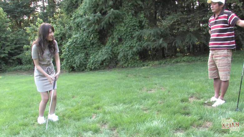 Magic Asian Pussy: Ze speelden golf in het veld en hadden later seks...