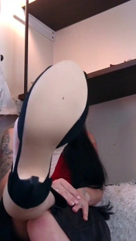 Sepatu hak tinggiku bikin kamu terjatuh dalam banget