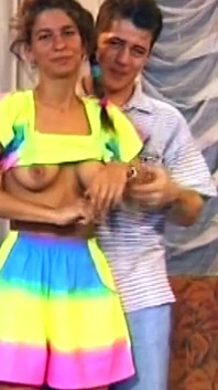 Ragazza trans tette succhiate e cazzo accarezzato in preliminari sciatti