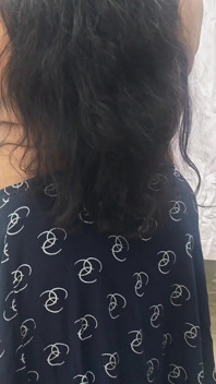 Indische vrouw in rok gaat naakt