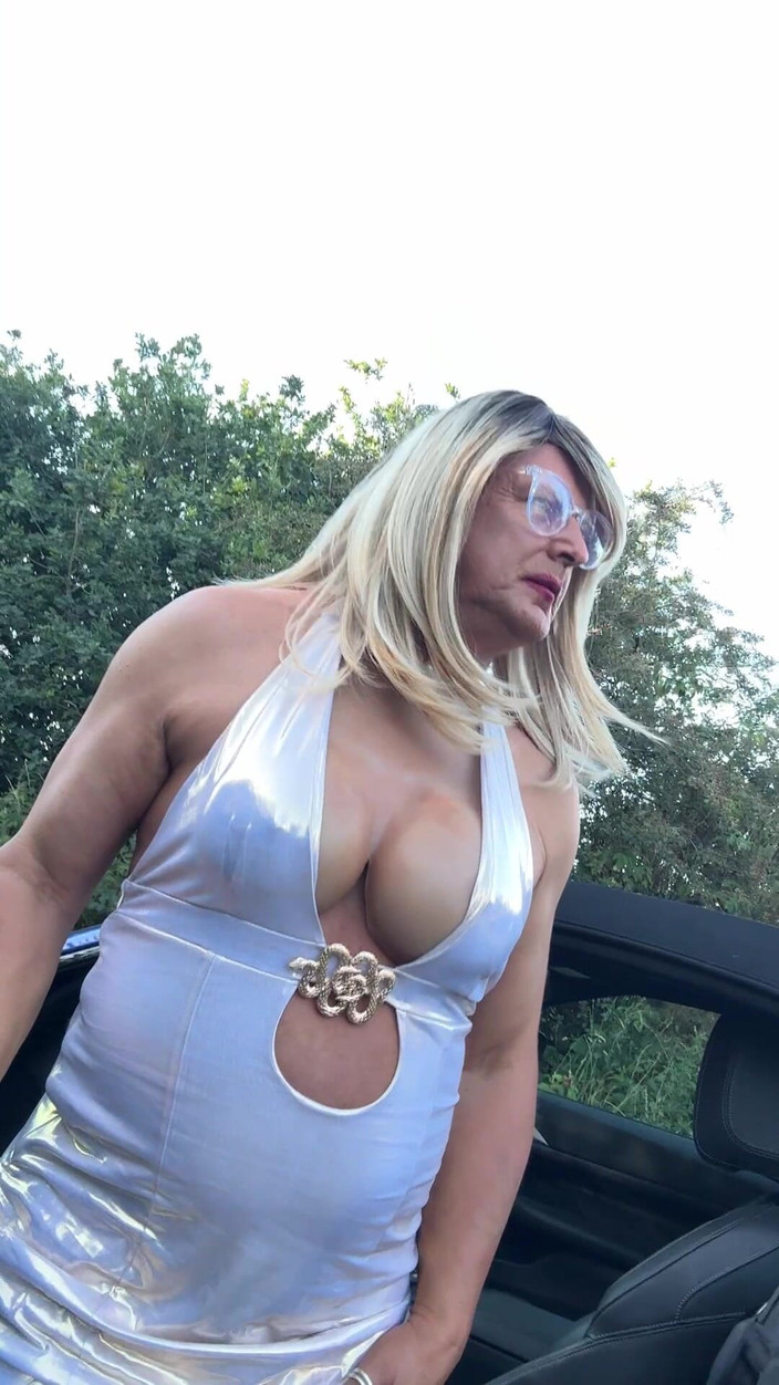Kelly CD 2022: Sexy Crossdresser kellycd2022 en brillante vestido dorado disfrutando de un...