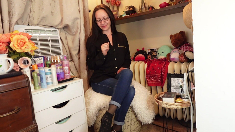 Raven Willow: Jeans, tacchi e calze