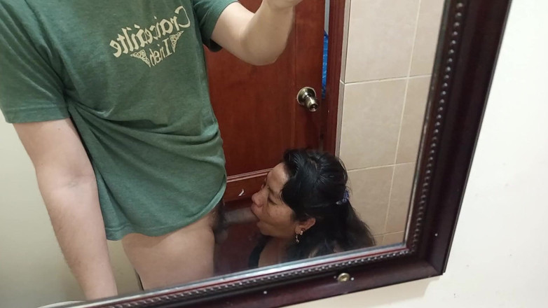 Moo DBOXXX: 成熟したクリスチャンは私のペニスをしゃぶるのが大好きで、屋台は私に夢中になり、彼女の夫はまだ教会にいます