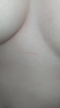 Diteggiando la figa della mia ragazza nello spogliatoio