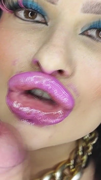Riesige lippen-tussi mit frischer filler lutscht schwanz, macht lipjob