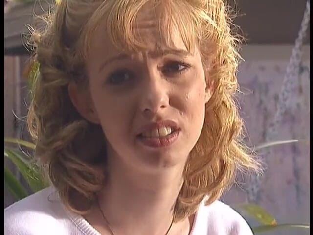 Teen Seduction: Nastoletnia blondynka ma swoją cipkę wbitą na zewnątrz