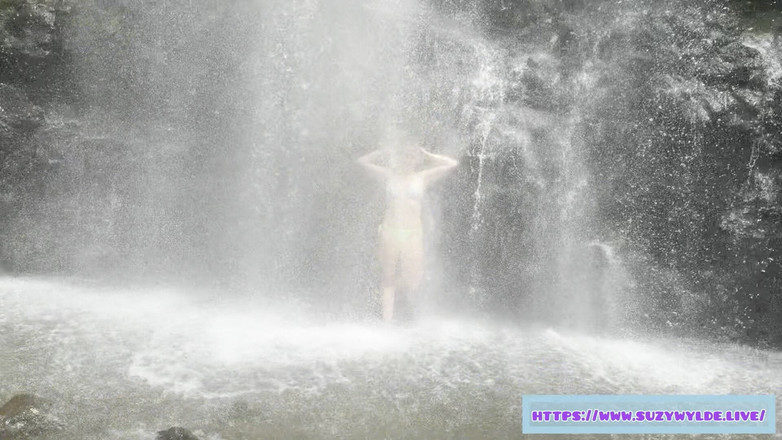 Suzy Wylde: Sfw Road Trip till Hana för Suzy Wylde i Waimoku...