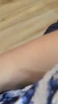 可爱的女婴想要被弄湿