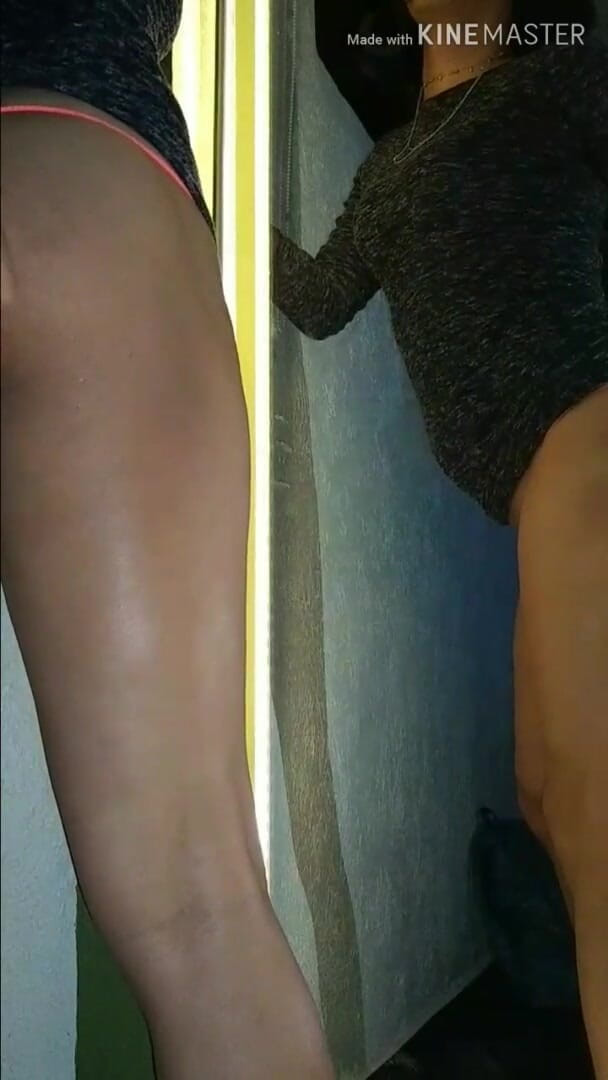 Traviezisha: Сисси в поясе целомудрия трахает свою задницу красным дилдо перед зеркалом.