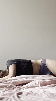 两个同性恋女孩用手用绳子绑住女性摔跤比赛