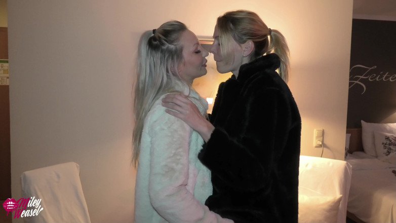 Miley Weasel: 2 troie bionde biricce in stivali e in pelliccia!