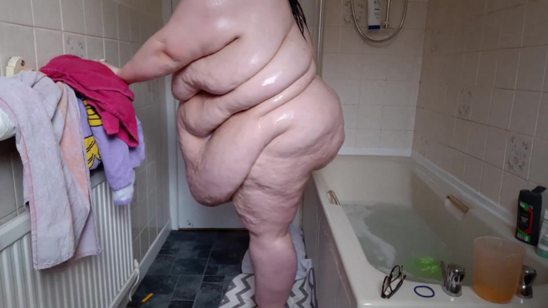 SSBBWLadyBrads: SSBBW 화장실 배꼽 플레이와 샤워