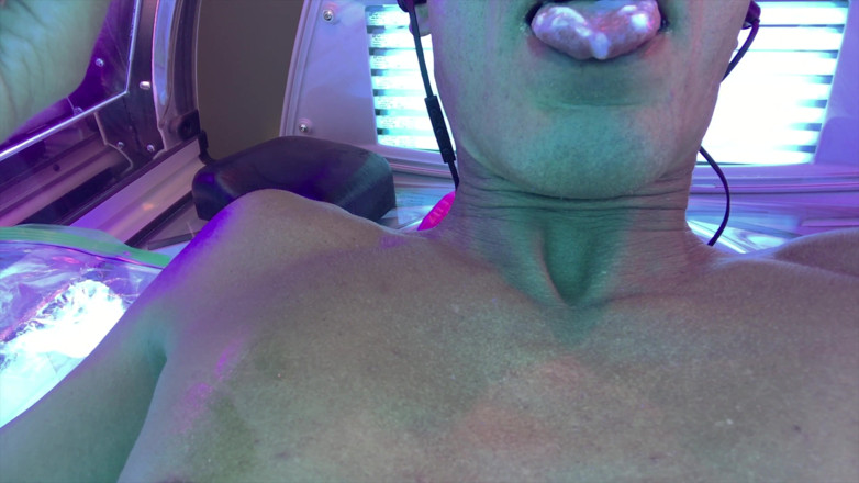 Jaymes Blonde: Tanning bed jerk off