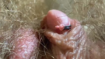 Cuteblonde666: Une géante du clito avec un modèle entraîne des gens,...