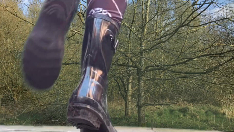 Ari Kajira: Wellies lagi asik ngentot fetish kaki di hutan