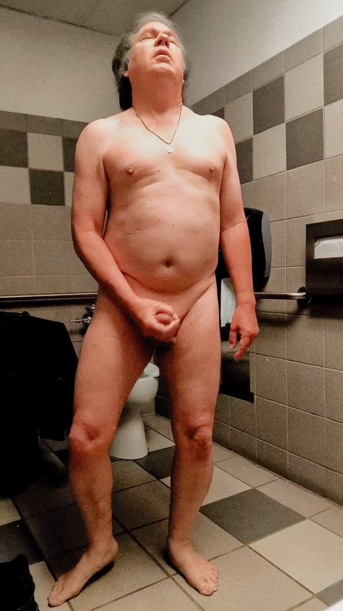 American_Nudist: American_nudist: ejaculând într-o toaletă publică