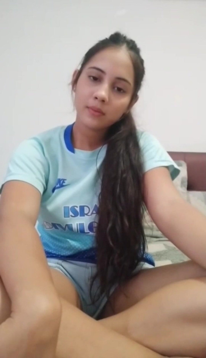 MehwishAly: Desi-mädchen zeigt ihren körper im schlafzimmer