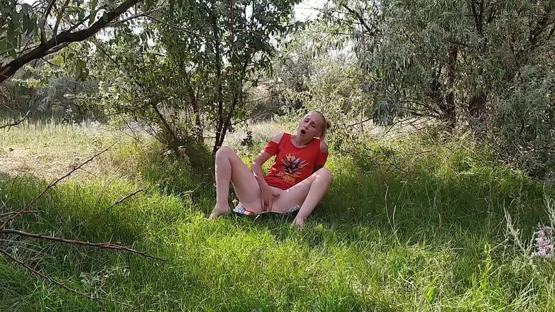 Meri-Mouse: Went for Berries and Decided to Masturbate in the Forest