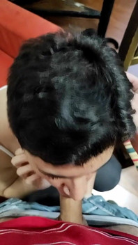 Quickie! Blowjob dan pancutan mani pada Frankfurternya! (dan Black Jeans)